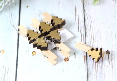 Klipsy drewniane z motywem św. TG50672 zł. choinki