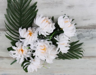Kompozycja chryzantem z liśćmi palmy H235 biała